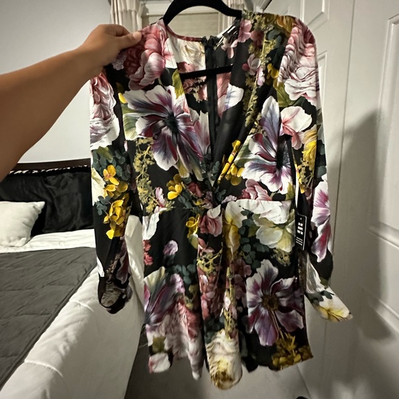 NWT Express Floral V-Neck Long Sleeve Twist Front Romper - Picture 3 of 7